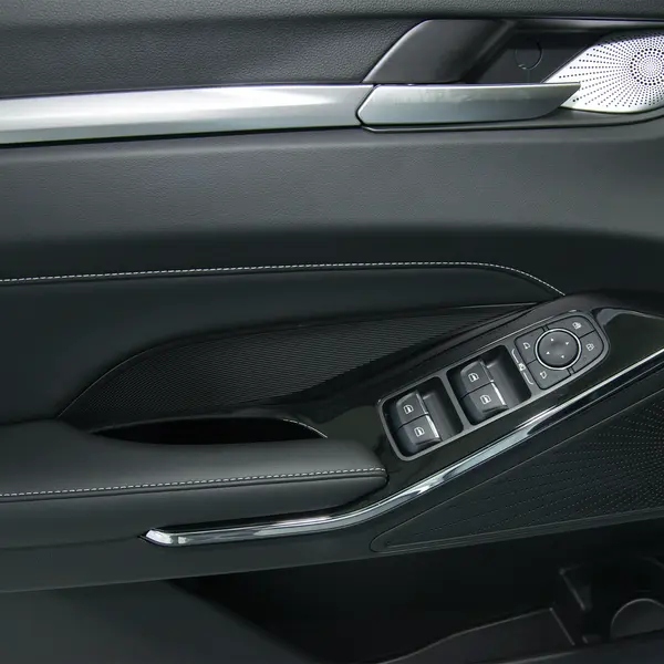 Автомобиль Haval H6 Premium 2.0T 2WD 7DCT 14390000 Haval, ​автосалон