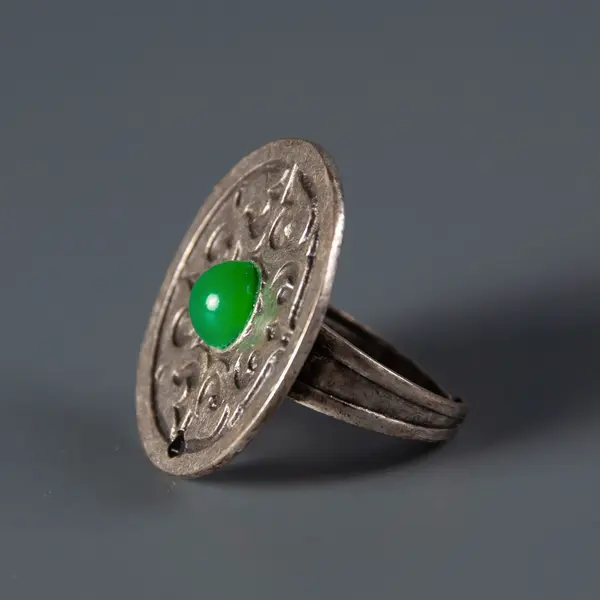 Кольцо "Tomiris collection" круглое с зеленым камнем 4000 Tomiris collection, отдел украшений в этническом стиле